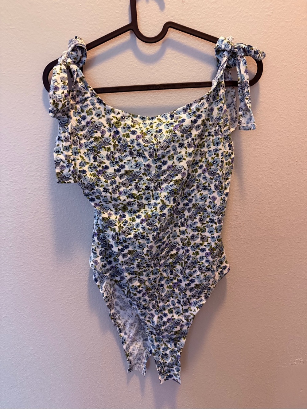 SHEIN White Floral Tie-Shoulder Bodysuit